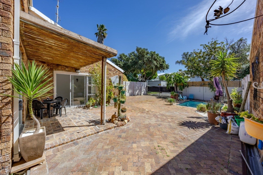 4 Bedroom Property for Sale in Kirstenhof Western Cape